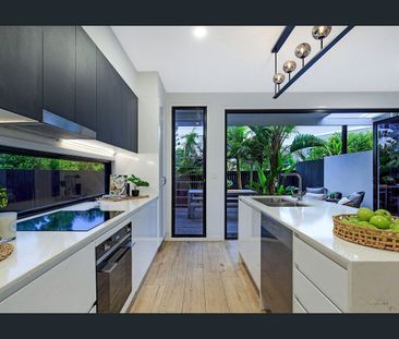 10 Murchison Street, Carina, Qld 4152 - Photo 2