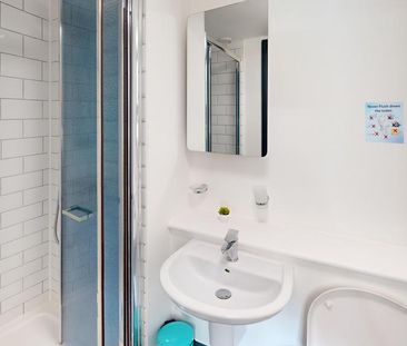 1 bedroom in a flat share to rent - Photo 5