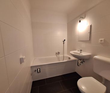 Frisch renoviert // 4 Zimmer mit Wannenbad und Balkon //2 NKM gesch... - Foto 1