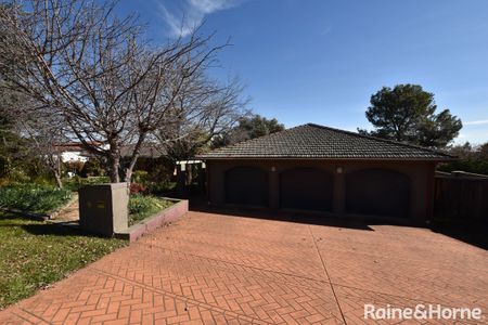 Private, Stylish & Spacious in a leafy premier location - Photo 5