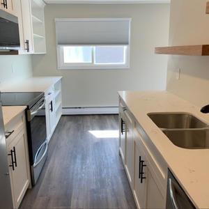 Newly Renovated 1 Bedroom Suite just off 8th St. – Pet Friendly! - Photo 3