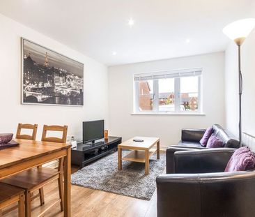 Outfield Crescent, Wokingham, RG40 - Photo 3