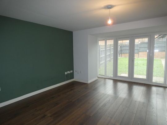 4 bedroom semi-detached house to rent - Photo 1