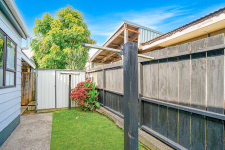 Charming 2-Bedroom in Prime Pukekohe Location - Photo 2