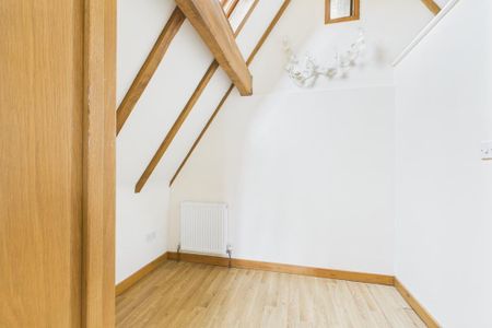 2 bedroom character property to rent - Photo 3