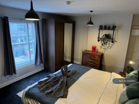 1 bedroom in a house share to rent - Photo 2
