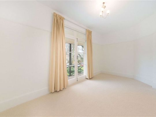 Fabulous Victorian conversion flat with private balcony and off-street parking space. - Photo 1