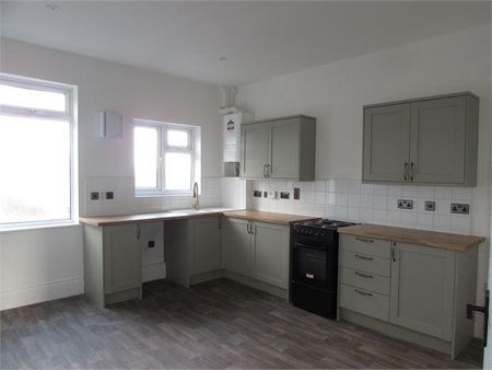 3 bedroom flat to rent - Photo 5