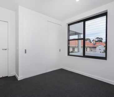 First Floor Modern Bayside Living - Photo 3