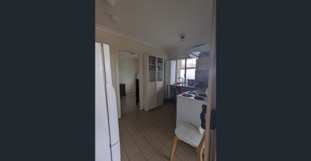 Furnished 2 bedroom unit with courtyard - Photo 4