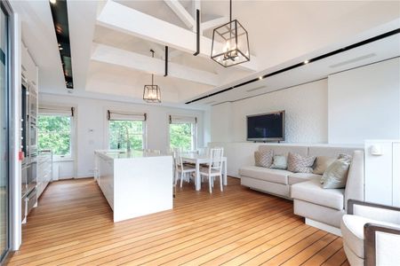 Rare opportunity to rent an entire house located on one of the most sought after squares in Marylebone. This tranquil location offers peace and quiet, while still being just minutes away from the wonderful shops and restaurants of Marylebone. - Photo 3