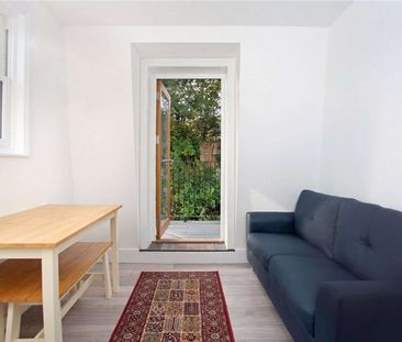 A modern two bedroom apartment within easy walking distance to both... - Photo 1