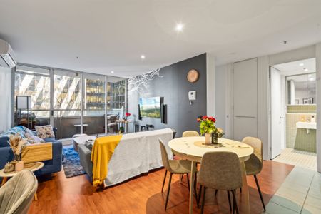 Furnished Stylish Inner-City Living in the Heart of Docklands - Photo 2