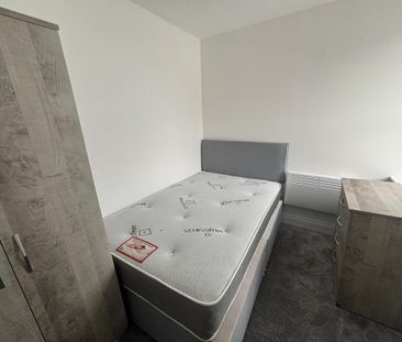 3 bedroom flat to rent - Photo 2