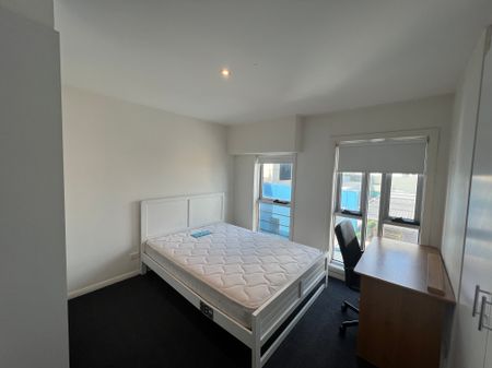 Fully Furnished 2-Bedroom Apartment in Melbourne’s Vibrant Hub - Photo 3