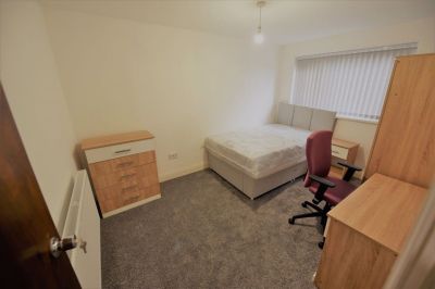 4 bedroom House in Kendall Lane BED), Leeds - Photo 1