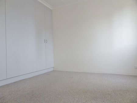 Tidy one bedroom unit with Lock up garage - Photo 4