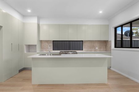 Brand New 5 Bedroom Duplex! - Photo 2