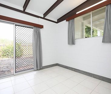 Fully Renovated - Vaulted Ceilings - 60m From Beach - Fenced Yard -... - Photo 1