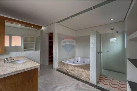 Casa para locação, com 5 suítes, piscina e área gourmet, em 373 m² de área construída - Condomínio Villagio Capriccio - Louveira/SP - Foto 4