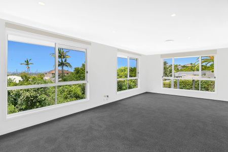 Spacious Family Home with Coastal Views – Highland Park - Photo 5