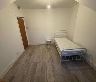 1 bedroom in a flat share to rent - Photo 3