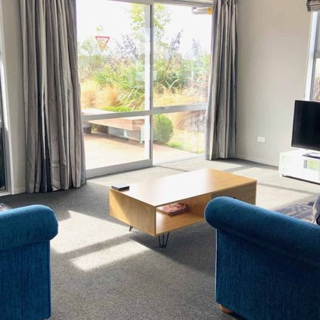 Immaculate fully furnished extra spacious family home situated in quiet subdivision! - Photo 3