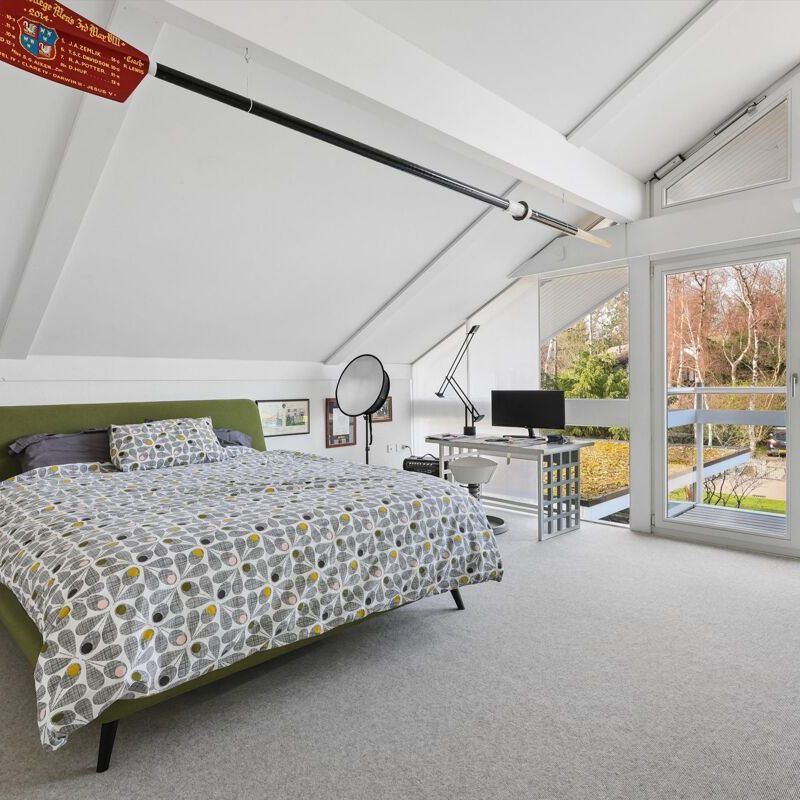 Available to let is this prestigious home on the tranquil private estate of Burwood Park. - Photo 1