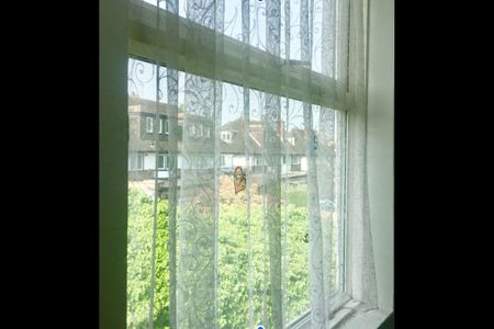 2 Bed Flat, Milnthorpe Road, W4 - Photo 2