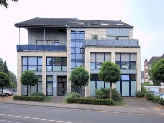 Schicke, helle Wohnung mit Südbalkon, Aufzug und Einbauküche - Photo 1