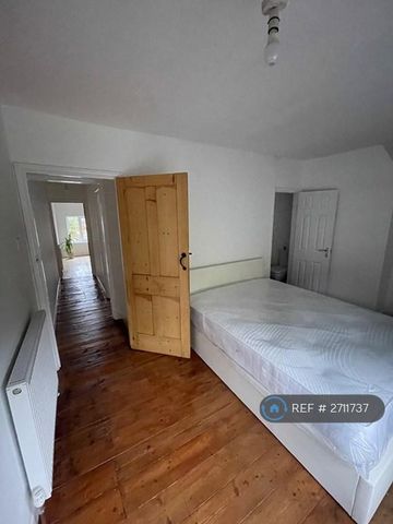 1 bedroom in a house share to rent - Photo 4