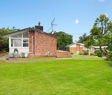 Step into this freshly renovated 3-bedroom, 1-bathroom home on Cros... - Photo 3