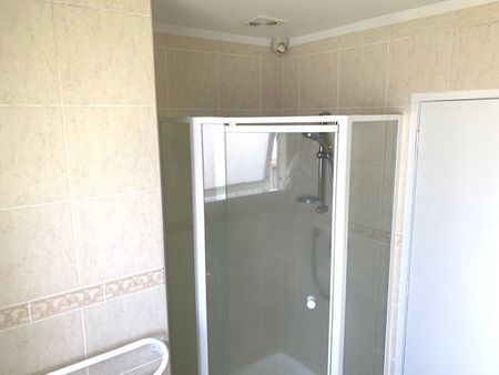 Spacious warm 3 Bedroom - Photo 2