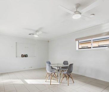 Family Home Opposite Open Green Space! - Photo 3