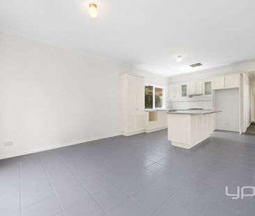 Beautifully Presented Home Offering Comfort & Convenience !! - Photo 1