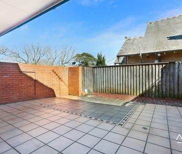 Three Bedroom townhouse in Great Location - Photo 3