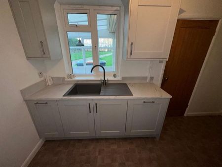 Available 3 Bed House - end terrace - Photo 5