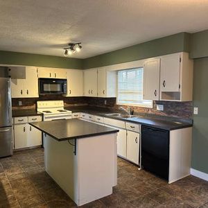 Full House with Two Kitchens - Photo 2