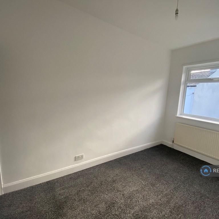 2 bedroom end of terrace house to rent - Photo 1