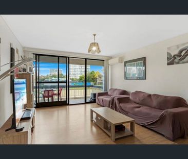 A Prime Broadwater Position with Spacious Living - Photo 2