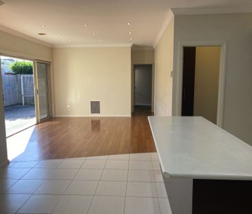 Three bedroom residence in convenient location - Photo 2