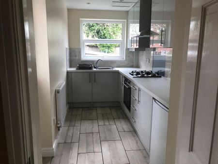 2 bedroom end of terrace house to rent - Photo 2