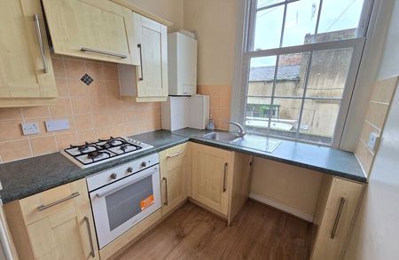 Flat 2, Albion Road, Scarborough - Photo 3