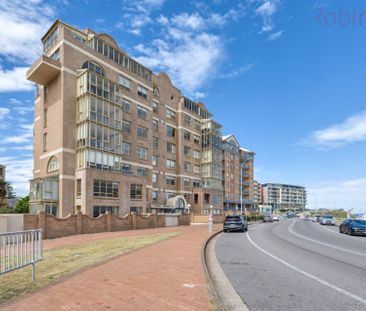 Beachfront Ground Floor Apartment with Courtyard - Photo 4