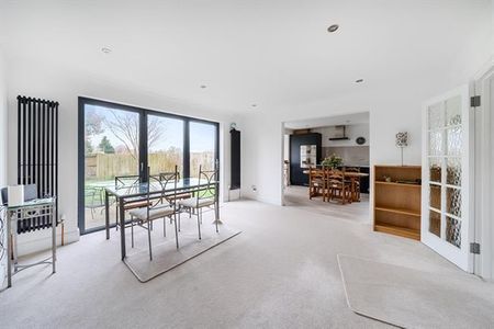 4 bedroom detached house to rent - Photo 2