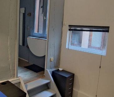 Beau studio meublé de 11,47m² à la location, situé rue Coignebert à Rouen, 365€ charges comprises - Photo 1