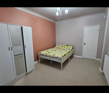 Room in a Shared House, Crownfield Avenue, IG2 - Photo 2