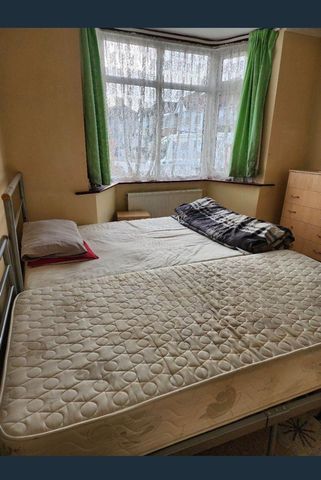 Room in a Shared House, Wood Close, NW9 - Photo 2
