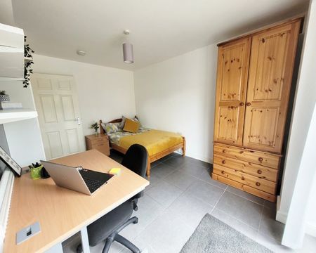 2 Bedrooms, 14 Willowbank Mews Flat 1 – Student Accommodation Coventry - Photo 2