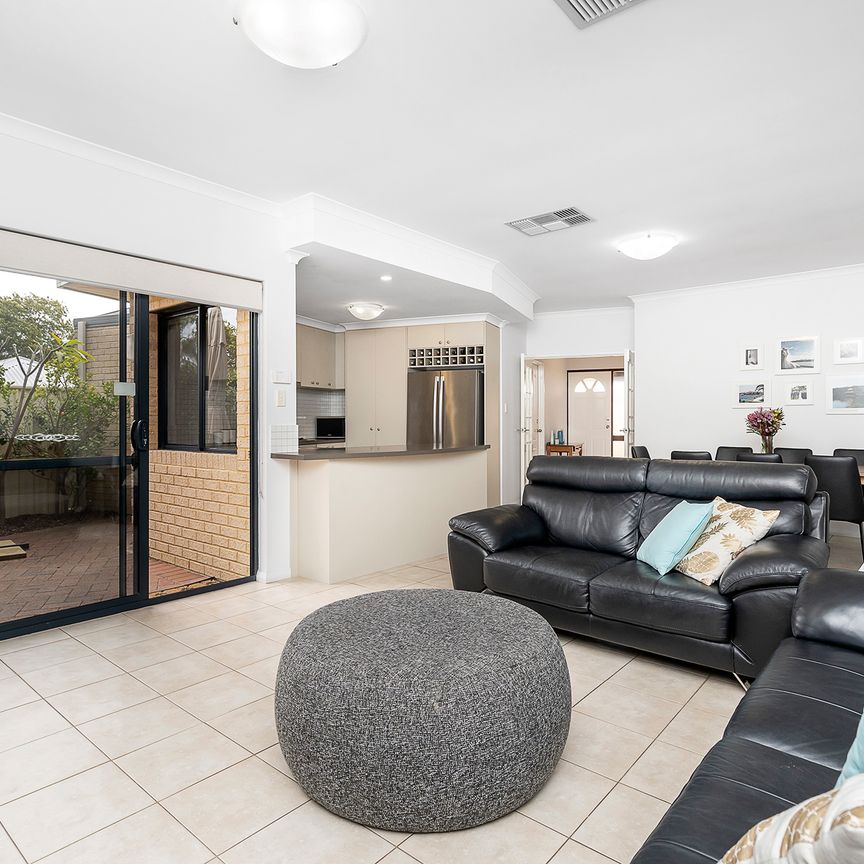 Stunning 3-Bedroom Residence in Karrinyup - Modern Design, Convenient Living! - Photo 1